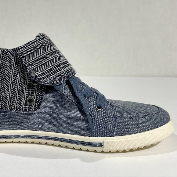 Rocket Dog Penwell Convertible High Top/Low Top
Fold Down Collar Canvas Sneaker - Picture 14 of 16